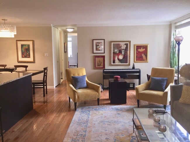 Living Room - 1339 N Dearborn St