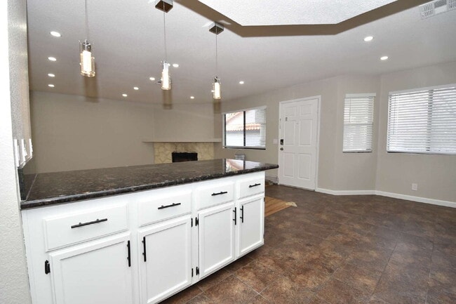 Building Photo - Stunning 2-Bedroom Condo 2nd Floor at The Lakes!