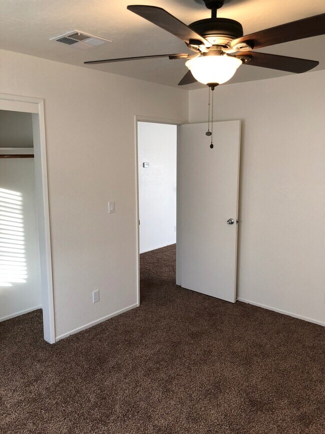 Building Photo - 913 W Atkins Ave