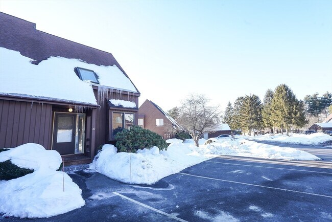 Foto del edificio - 40 Spring Cove Rd