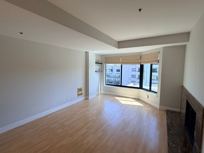 Building Photo - Opera Plaza view 2 bedroom 2 bath upper townhouse