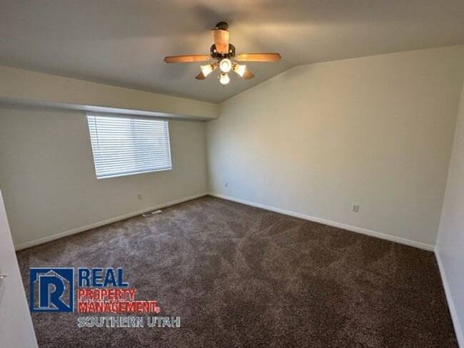 Building Photo - Hawk Hallow Townhome