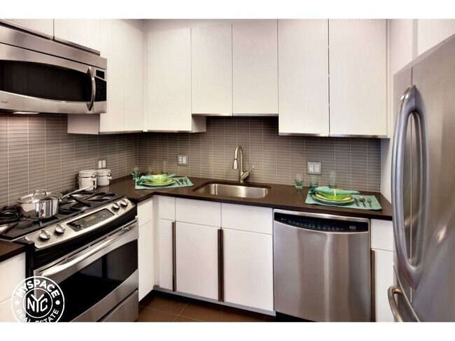 Building Photo - 200 W 67th St