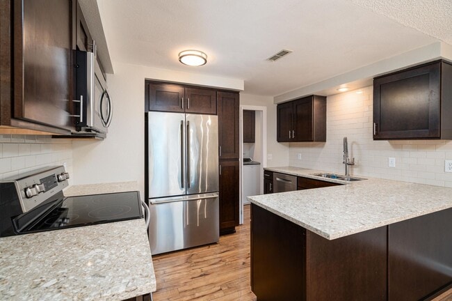 Foto del edificio - Charming 2bed/2bath Condo in Prime Kirklan...