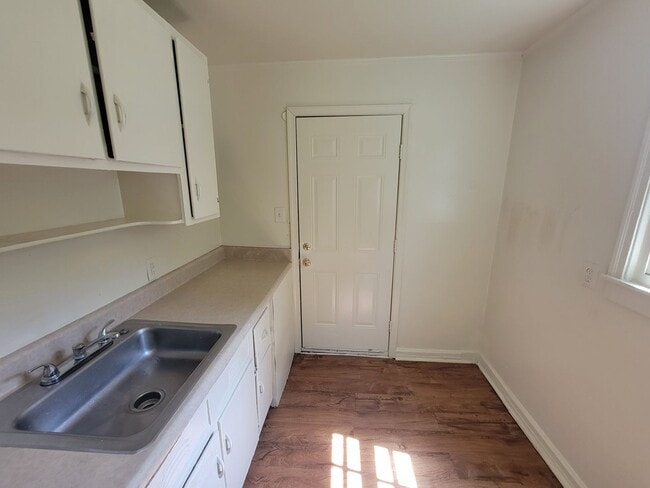 Building Photo - 2 Bedroom 1 Bathroom House!