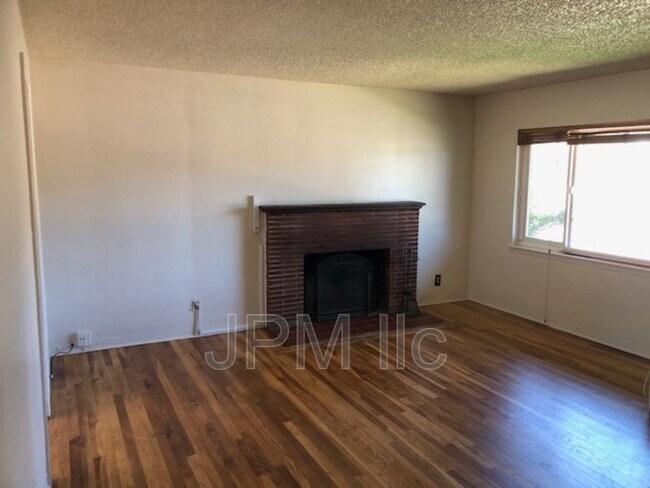 Building Photo - 360 W Plumb Ln