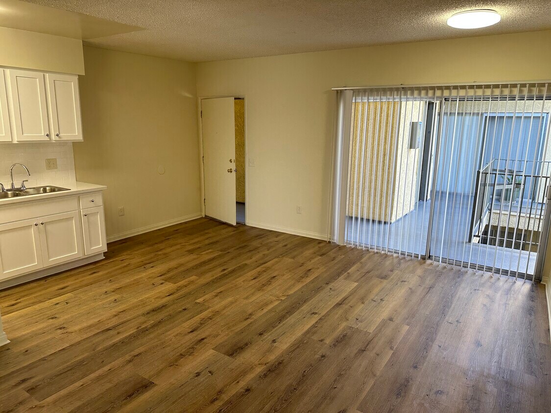 Foto principal - 7627 Laurel Canyon Blvd