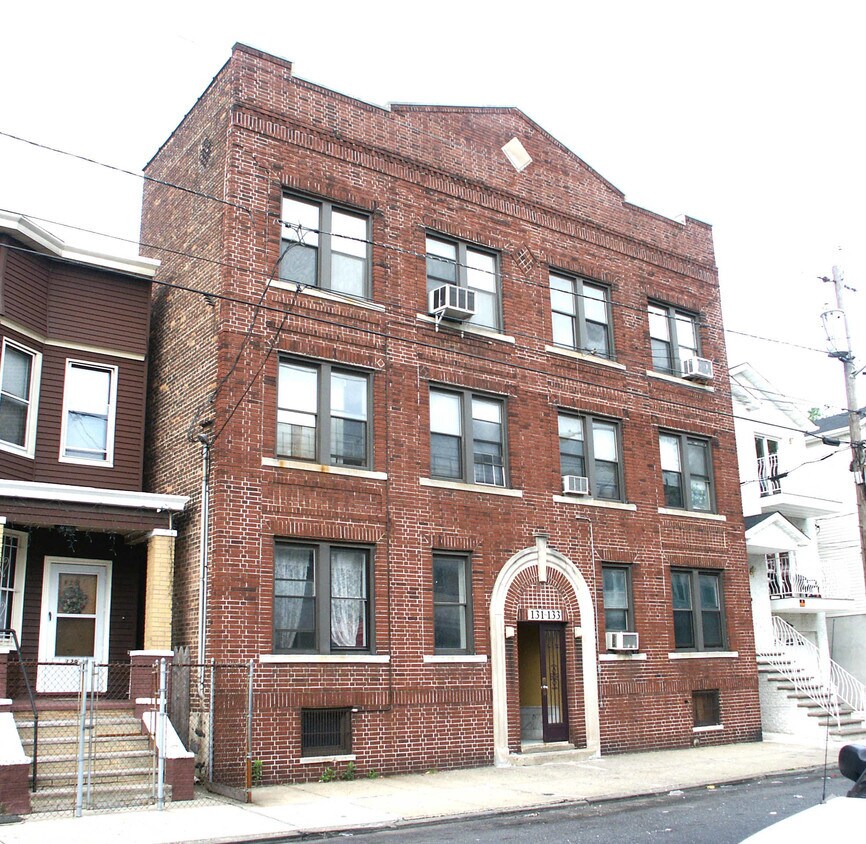 Building Photo - 131-133 Woodlawn Ave