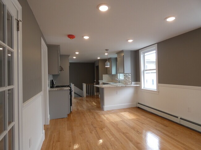 Building Photo - 43 Autumn St