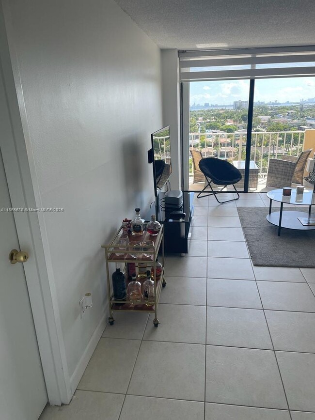 Foto del edificio - 2350 NE 135th St