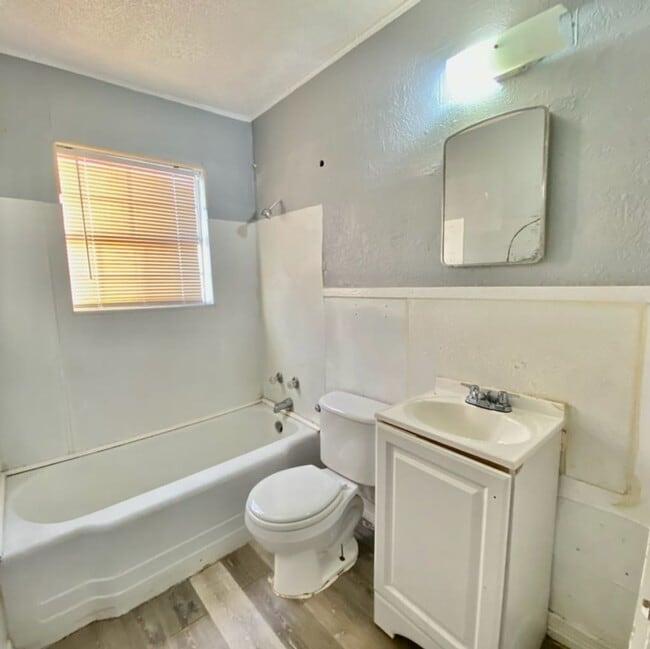 Building Photo - Handyman Special $0 First Month's Rent / $0 Deposit at move-in “You fix, you SAVE BIG!!” Contact ...