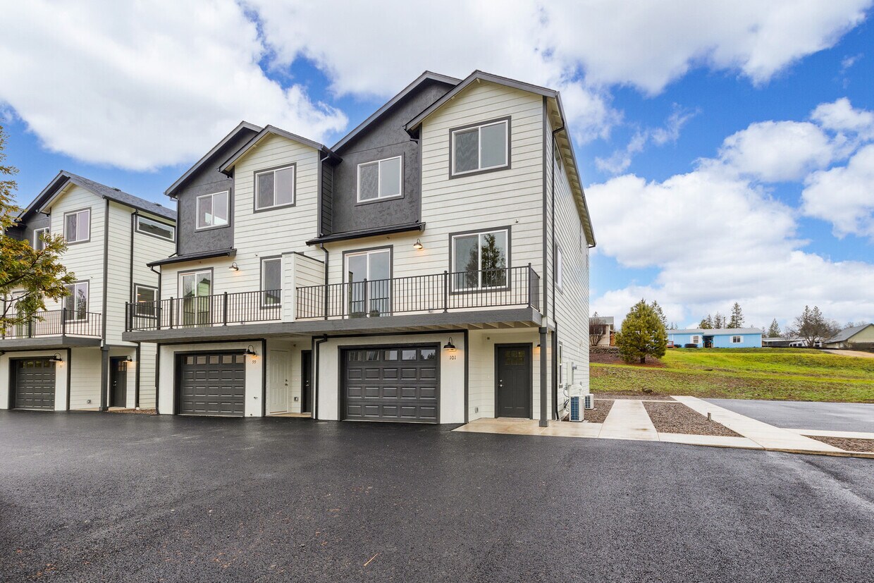 99 Erickson Ave, Shady Cove, OR 97539 Townhome Rentals in Shady Cove