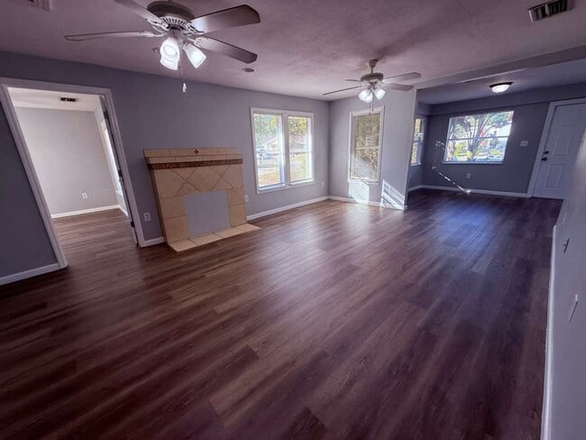 Building Photo - Jackson Heights Beautiful  3/2 Homec