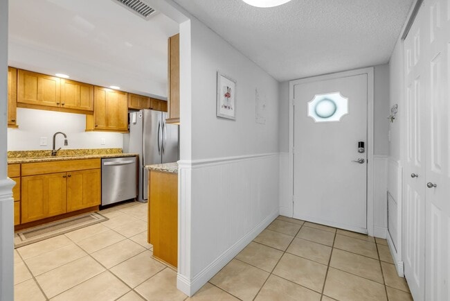 Foto del edificio - New Smyrna Fully Furnished 2BD/2BA Beach Condo in Waterfront Community!