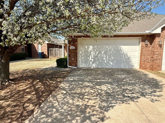 Building Photo - Cute 3 Bed Duplex In Yukon