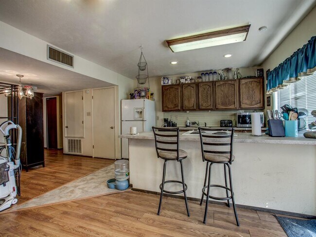 Building Photo - 920 Lockhart Dr