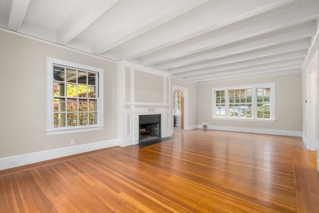 Foto del edificio - 161 Clinton Rd