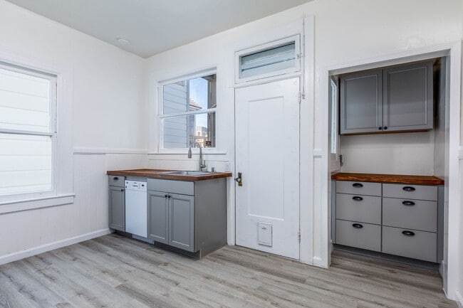 Building Photo - Outside Leasing - 1035-1039A Sanchez Street