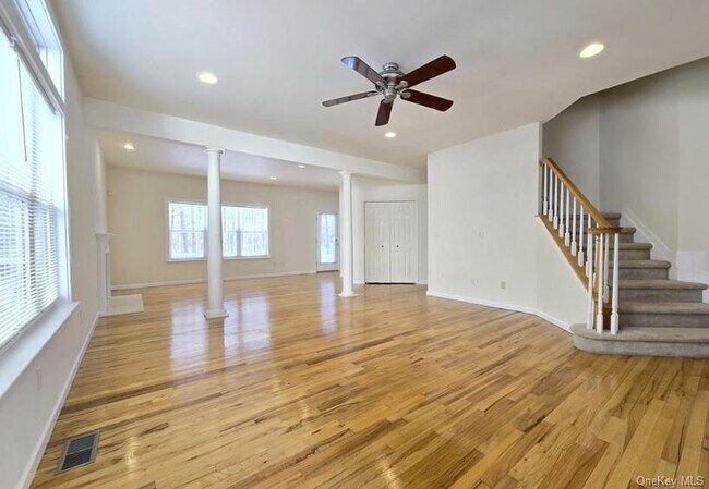 Foto del edificio - 63 Sunflower Ridge Rd