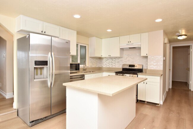 Foto del edificio - Spacious 5 Bedroom 3 Bathroom Home in Sandy!