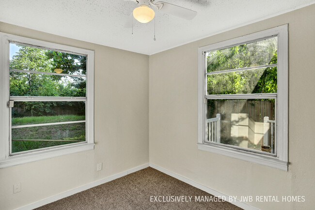 Building Photo - 1904 Riverview St