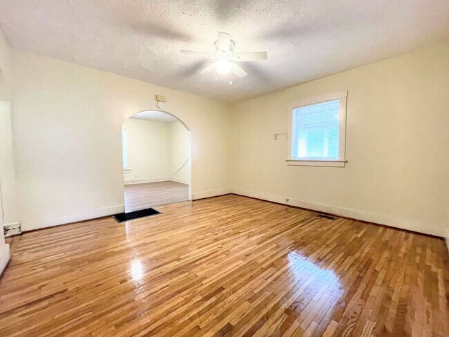 Building Photo - Charming 2 Bedroom 1 Bath House