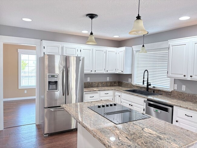 Building Photo - 4 Bedroom 2.5 Bathroom Home in NW Salem!