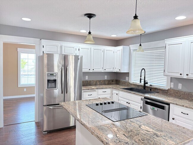 Foto del edificio - 4 Bedroom 2.5 Bathroom Home in NW Salem!