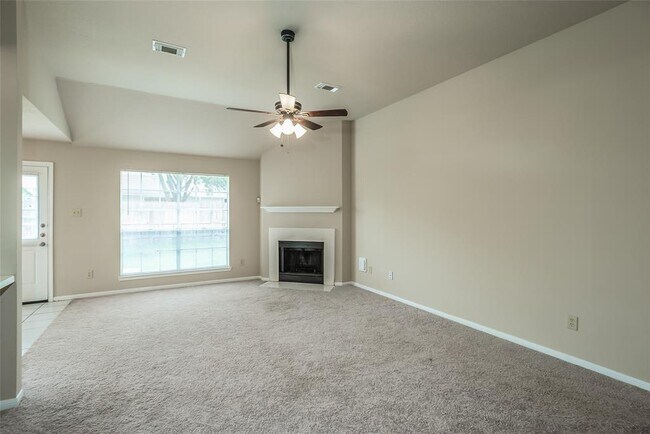 Foto del edificio - 19010 Dee Woods Dr