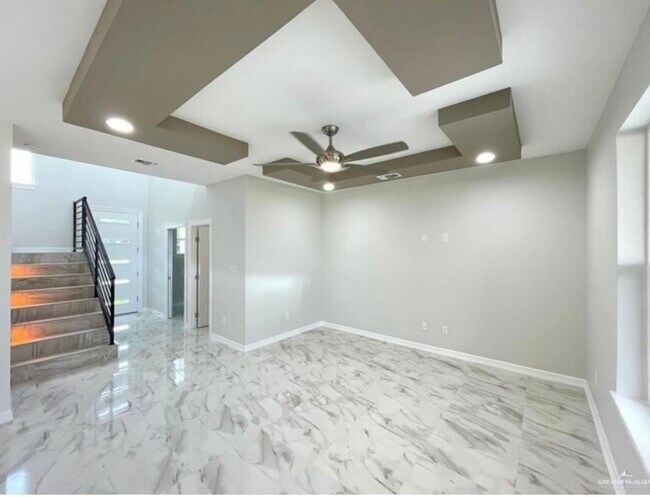 espacio de la sala de estar - 5514 N Crown Pt