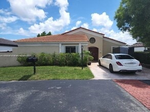 Building Photo - 559 SW 88th Pl E