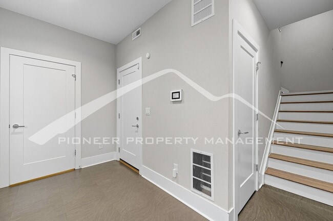 Building Photo - Gorgeous Townhouse with Mountain Views and...