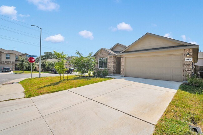 Foto del edificio - Beautiful Redbird Ranch Home – Near Lackla...