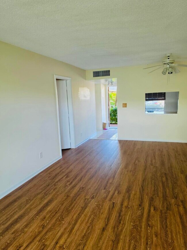 Foto del edificio - 5940 NW 64th Ave