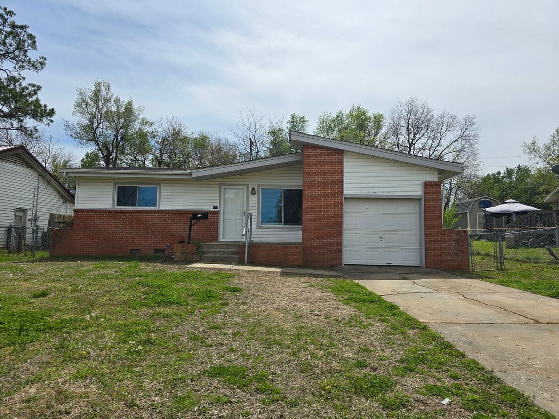 Primary Photo - 3 bed 1 bath in Tecumseh!