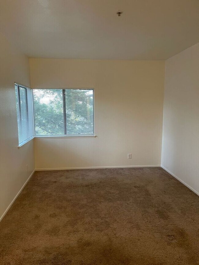 Building Photo - Cozy 2 bedroom condo near everything!