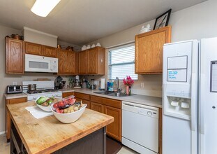 Building Photo - 24027 Kingbriar Dr