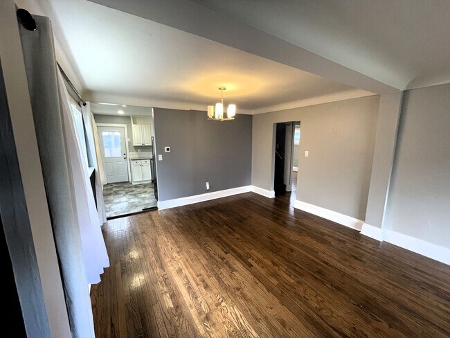 Foto del edificio - Charm and Convenience: Renovated 1928 Home...