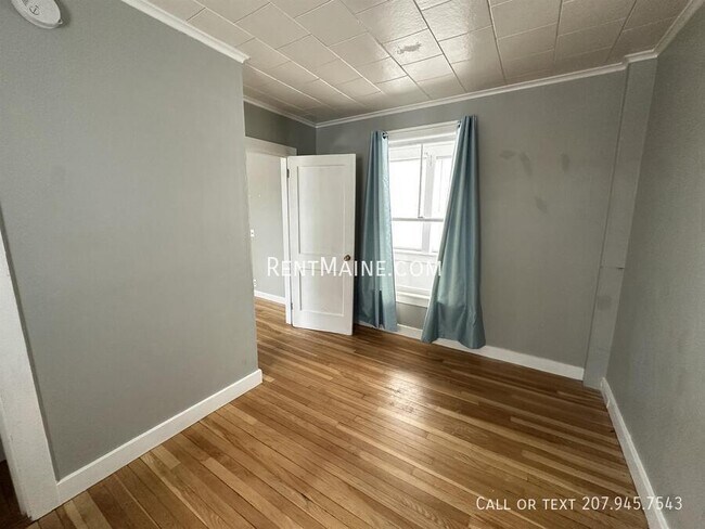 Building Photo - 1084 School St