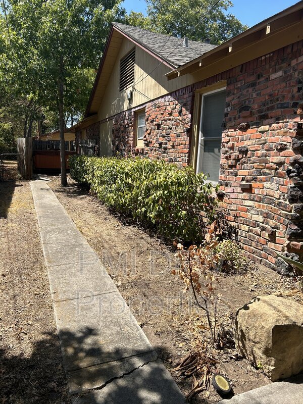 Foto del edificio - 1229 Churchill Rd