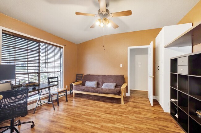 Foto del edificio - 4 Bedroom, 2 Bath, Single Story Home in Ro...