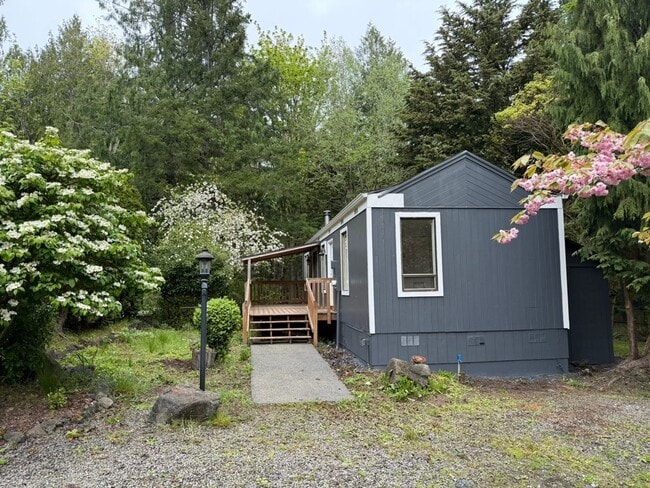 Building Photo - 3063 Oak Bay Rd