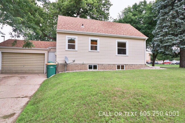 Building Photo - Charming 4 bedroom 2+ bedroom home close t...