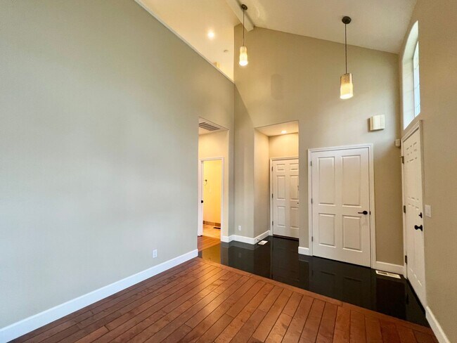 Building Photo - Spacious 4 Bed, 2.5 Bath House!