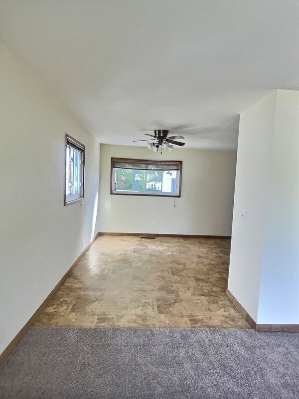Building Photo - 216 Valley View Dr