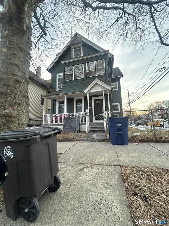 Building Photo - 222 Hallock Ave