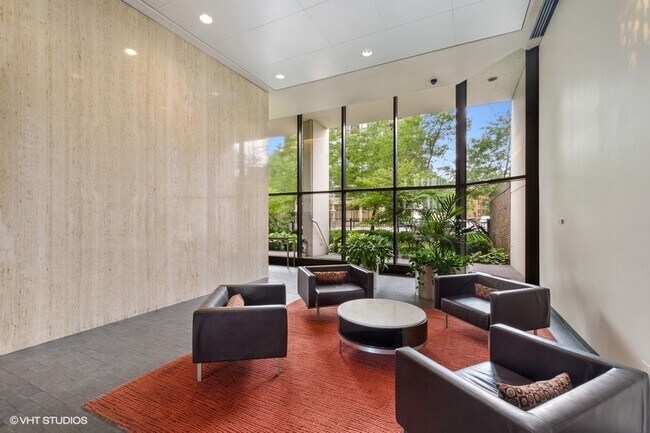 Foto del edificio - 1560 N Sandburg Terrace