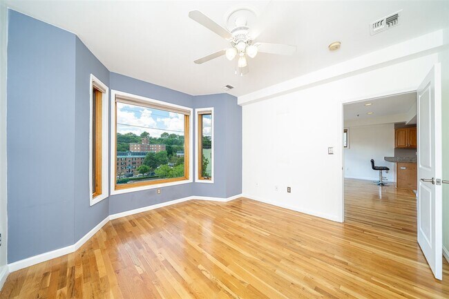 Foto del edificio - 323 Jackson St