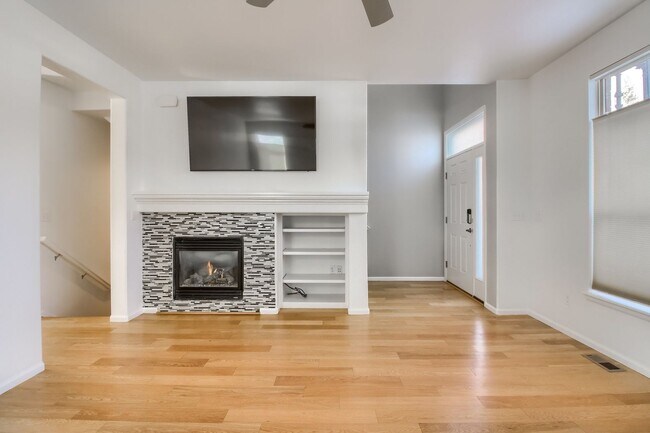 Foto del edificio - 2bd End Unit Townhouse Near Mall and Light...