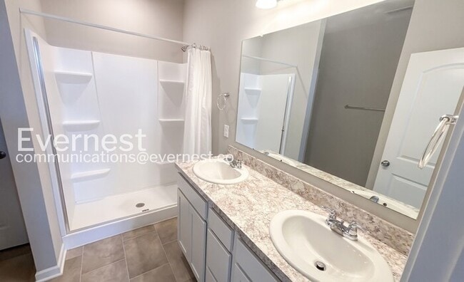 Building Photo - 3 Bed/2 Bath Home with Garage / Pet-Friendly / Vouchers Accepted / Available Now!